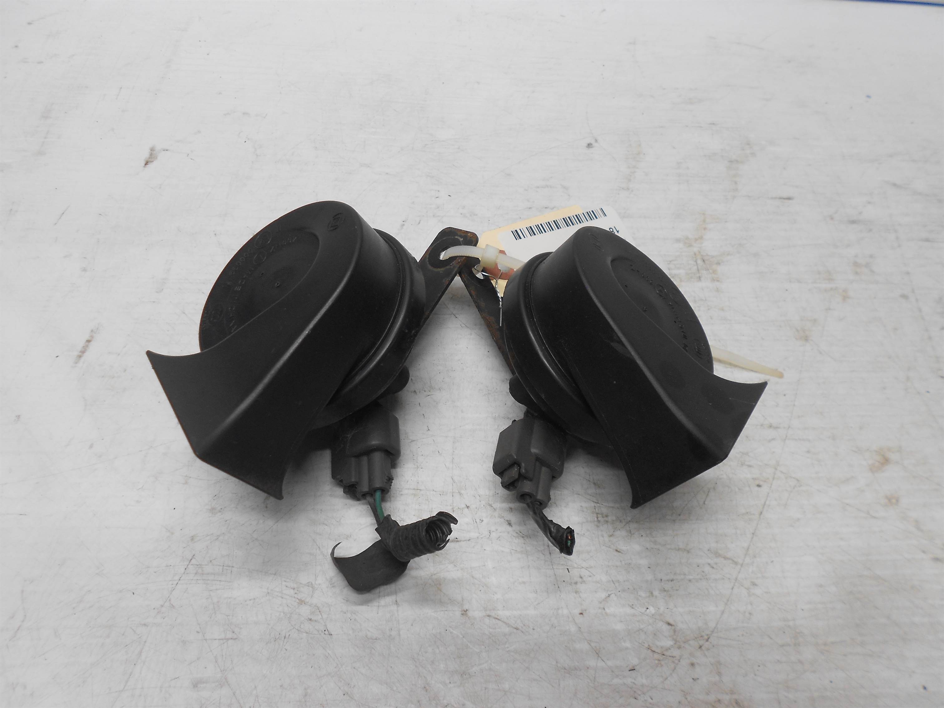 Used 10 11 12 13 14 15 16 17 OEM Chevy Equinox High Low Pitch Tone Note Horn Set Assy for sale small view front thumbnail