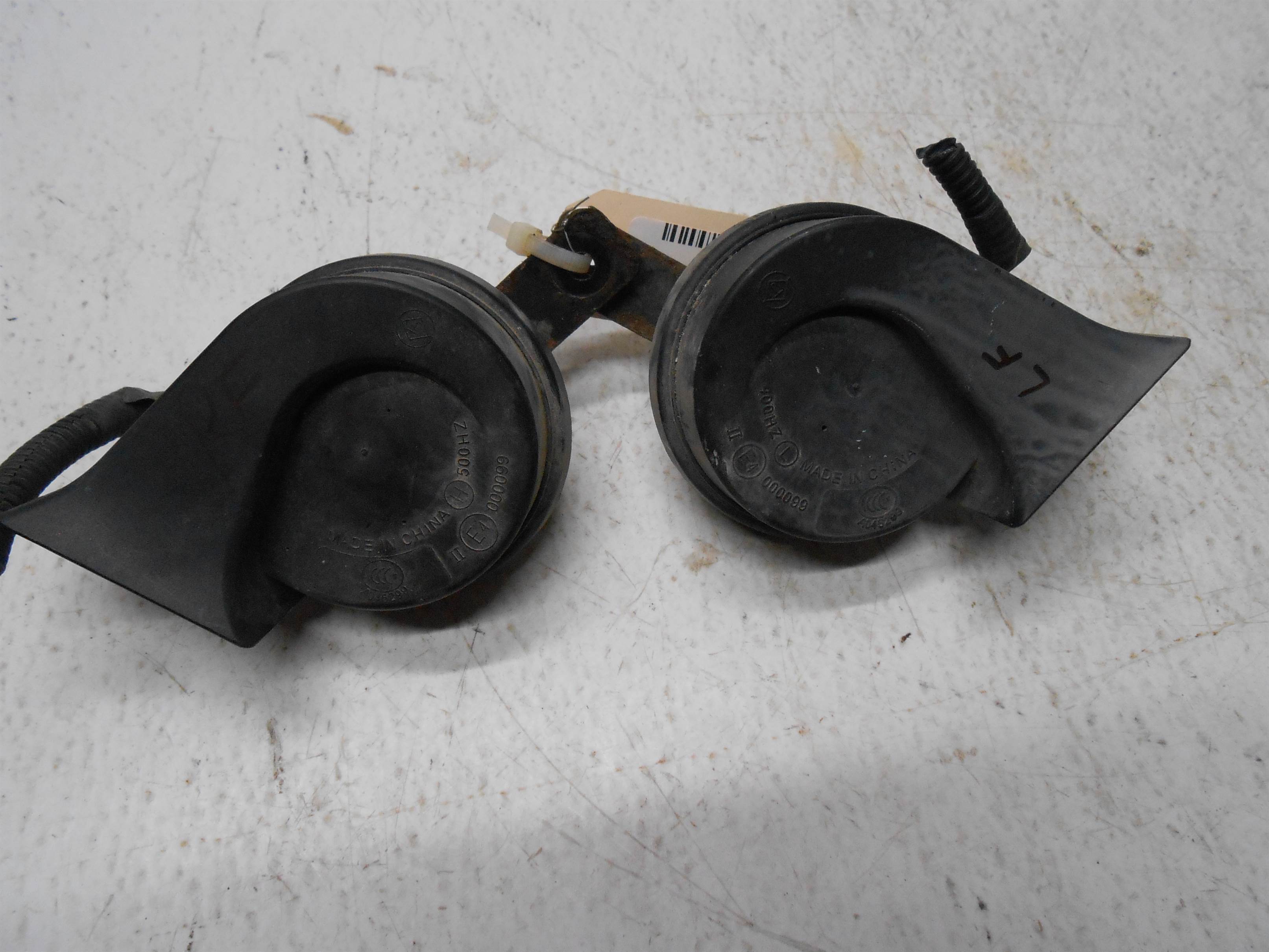 Used 10 11 12 13 14 15 16 17 OEM Chevy Equinox High Low Pitch Tone Note Horn Set Assy for sale small view front thumbnail
