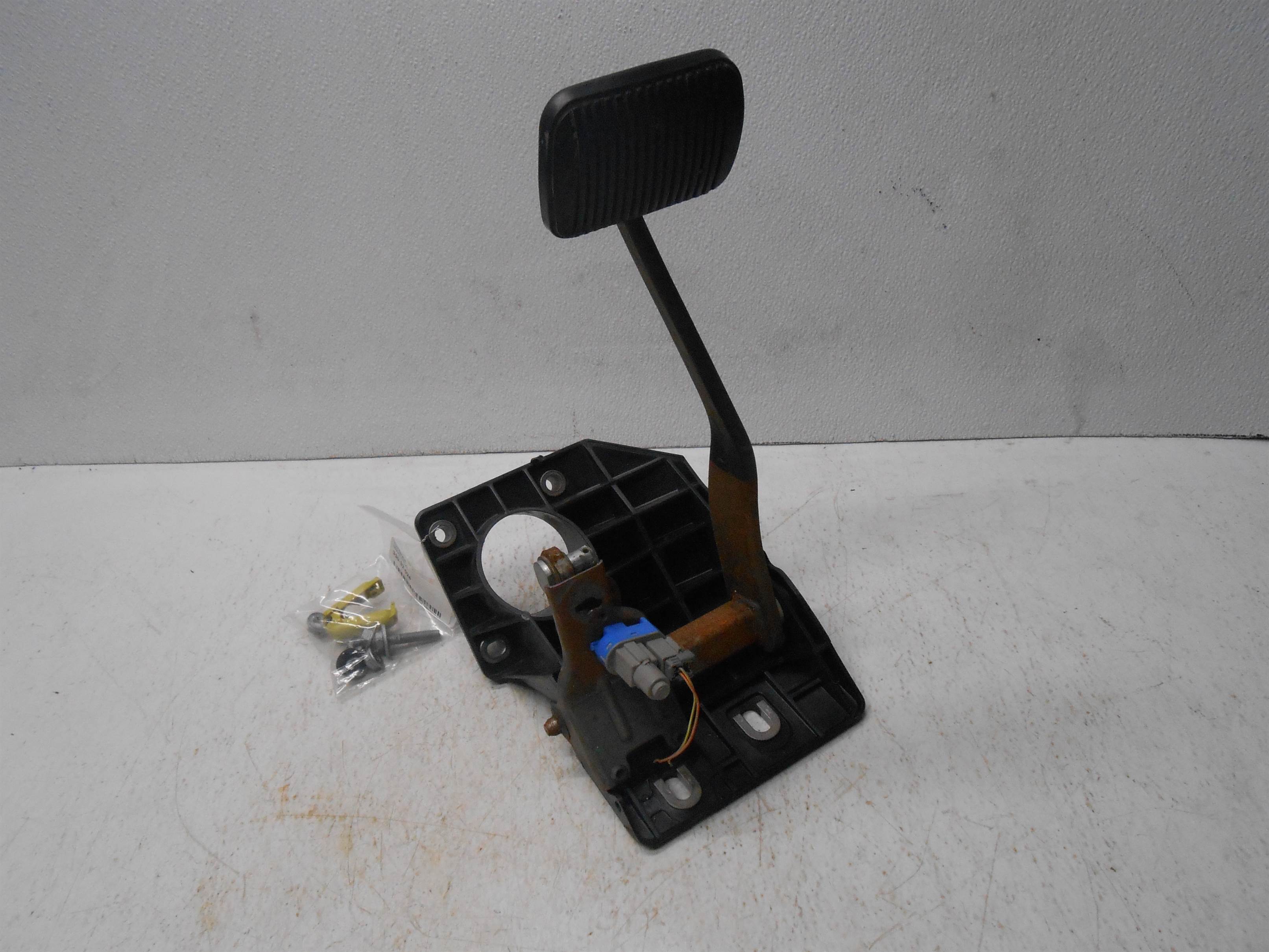 Used 2006 ford escape BRAKE PEDAL for sale small view front thumbnail