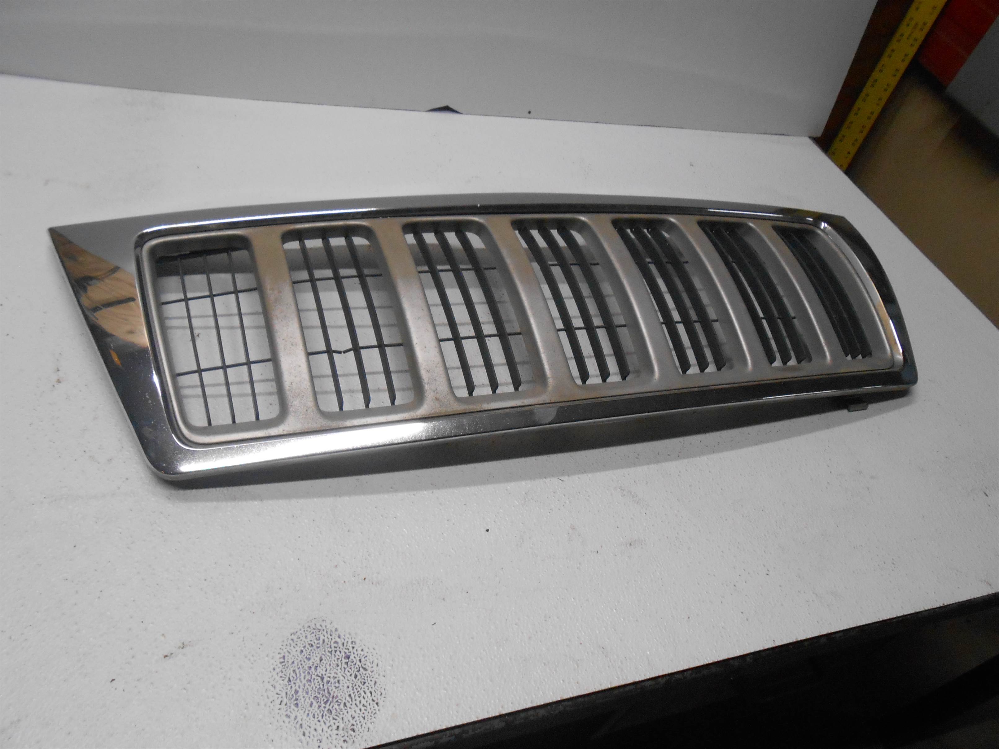 Used 2004 jeep Grand Cherokee front grille for sale small view front thumbnail