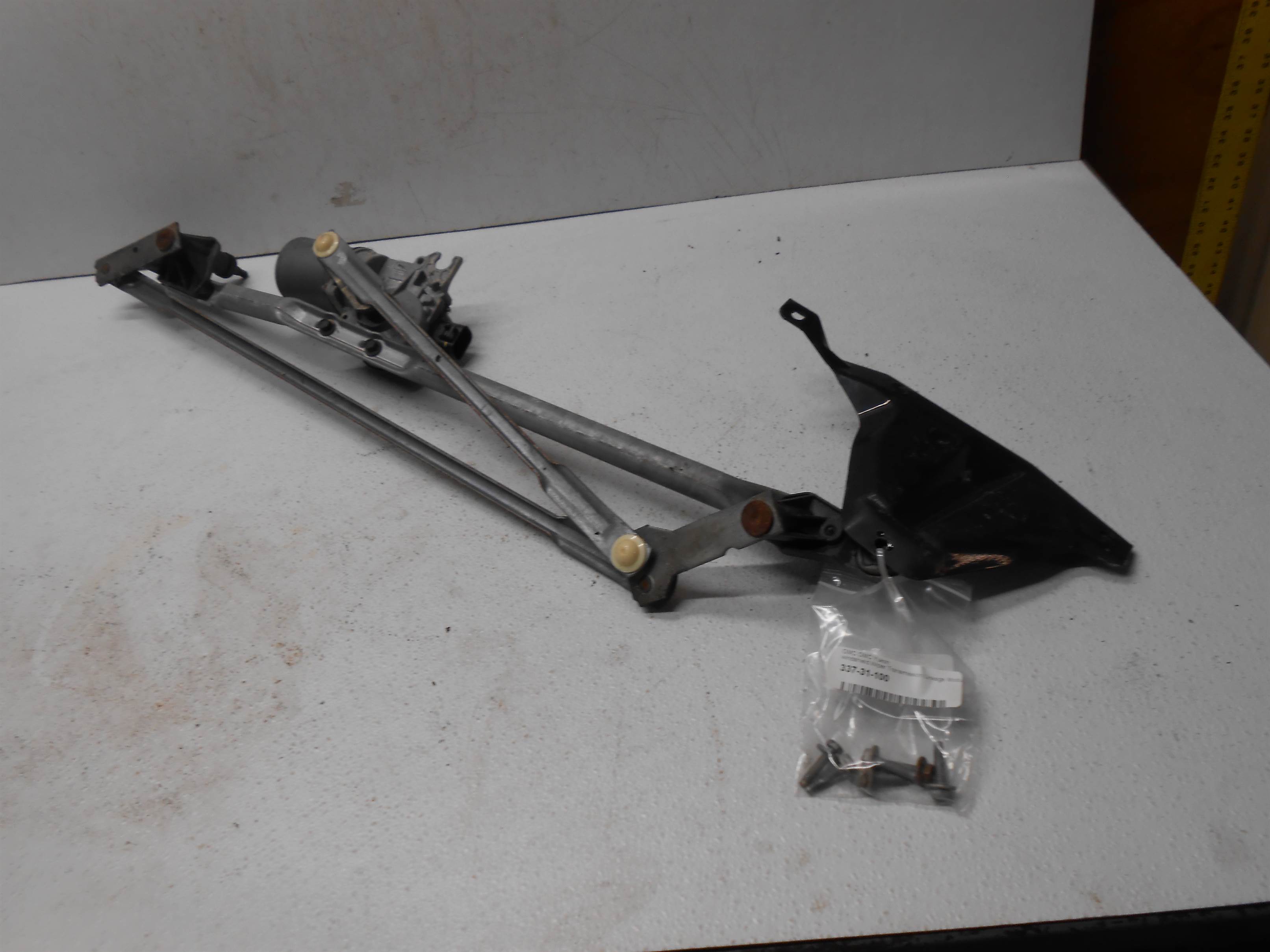 Used 2004 GMC GMC Yukon windshield Wiper Transmission Linkage Module ass. for sale small view front thumbnail