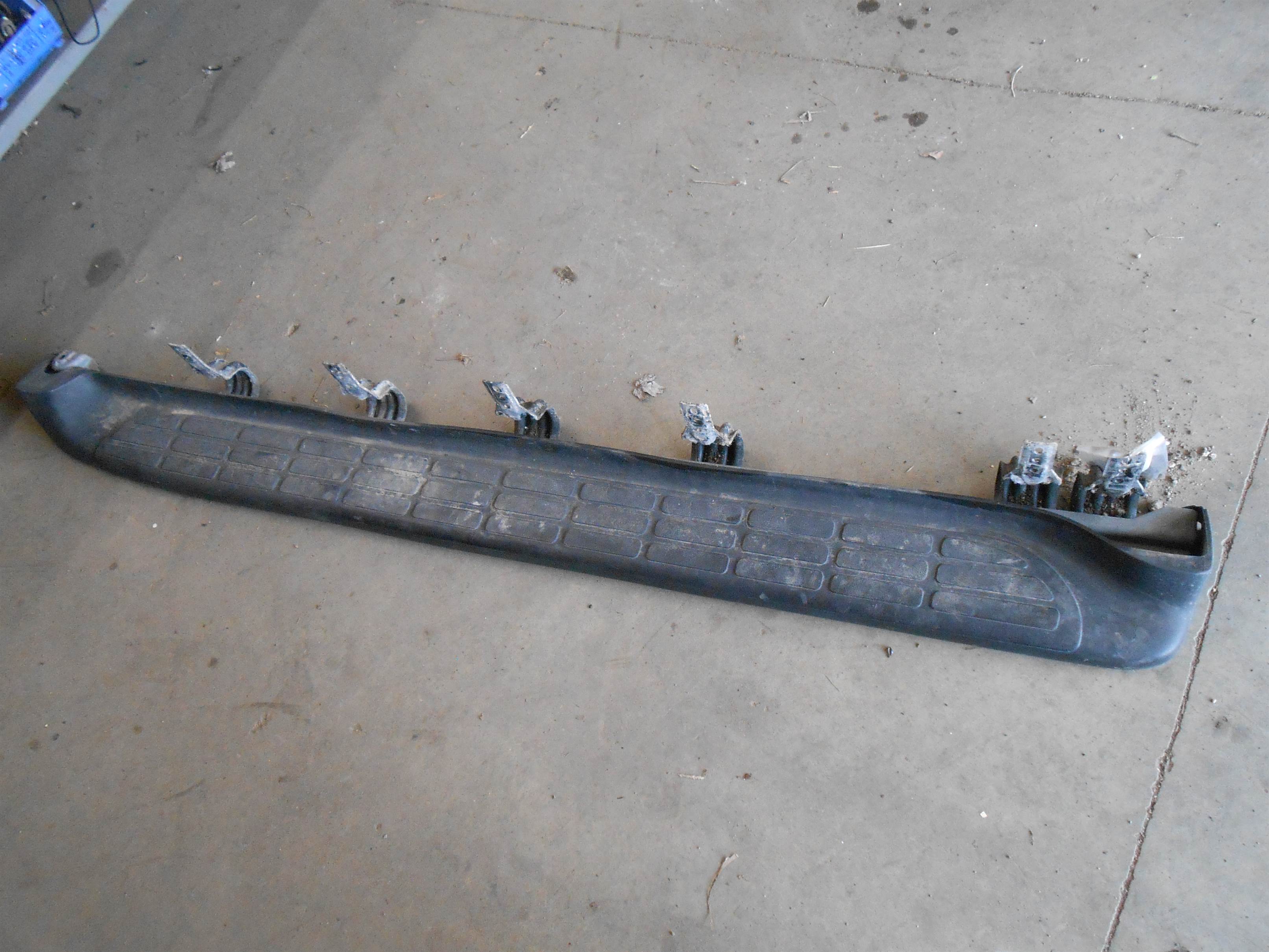 Used 2004 GMC Yukon Left Driver side Running Board Textured Step for sale small view front thumbnail
