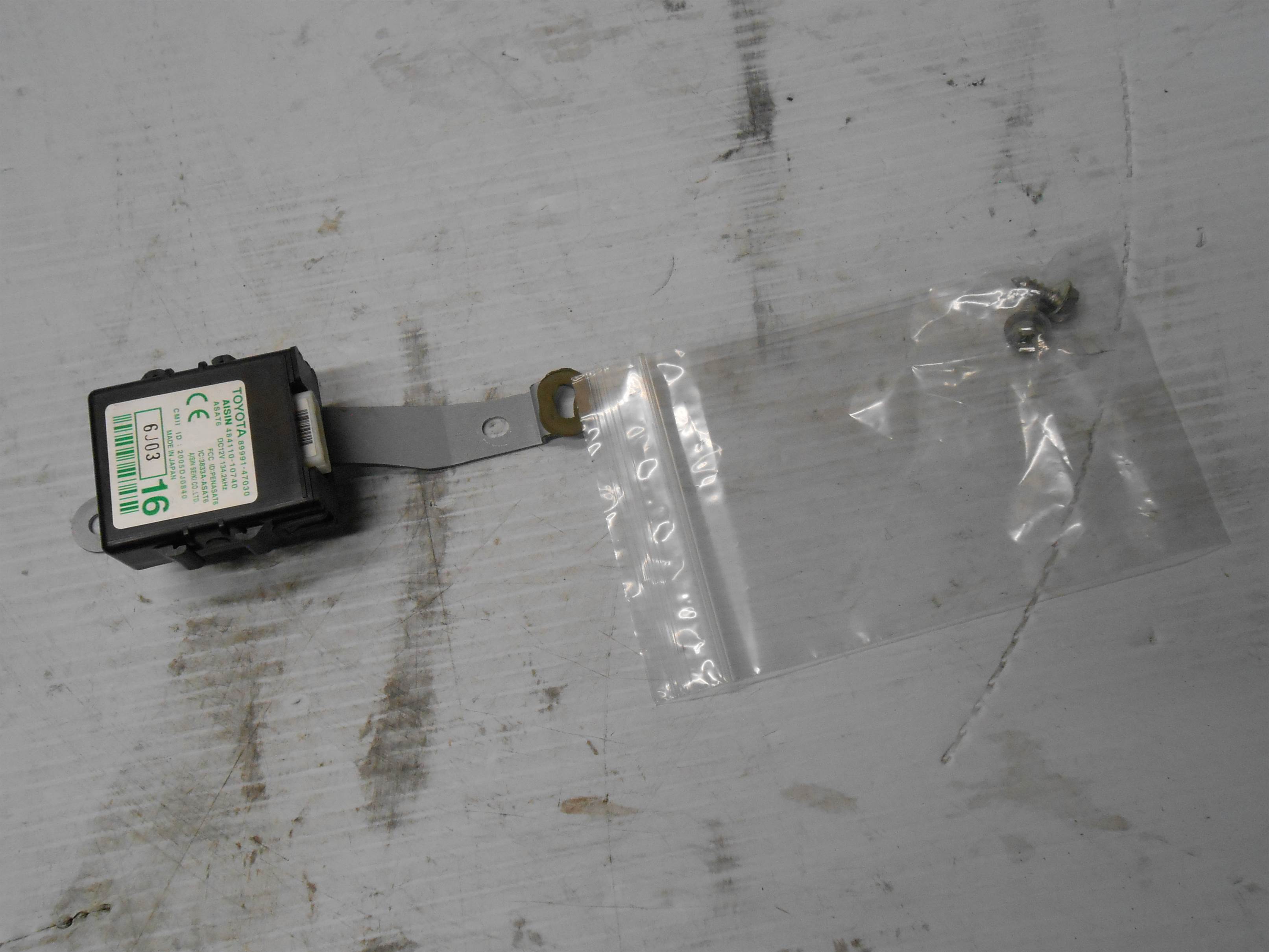 Used 2004-09 TOYOTA PRIUS HYBRID RIGHT FRONT INDOOR ELECTRICAL KEY OSCILATOR UNIT OEM for sale small view front thumbnail